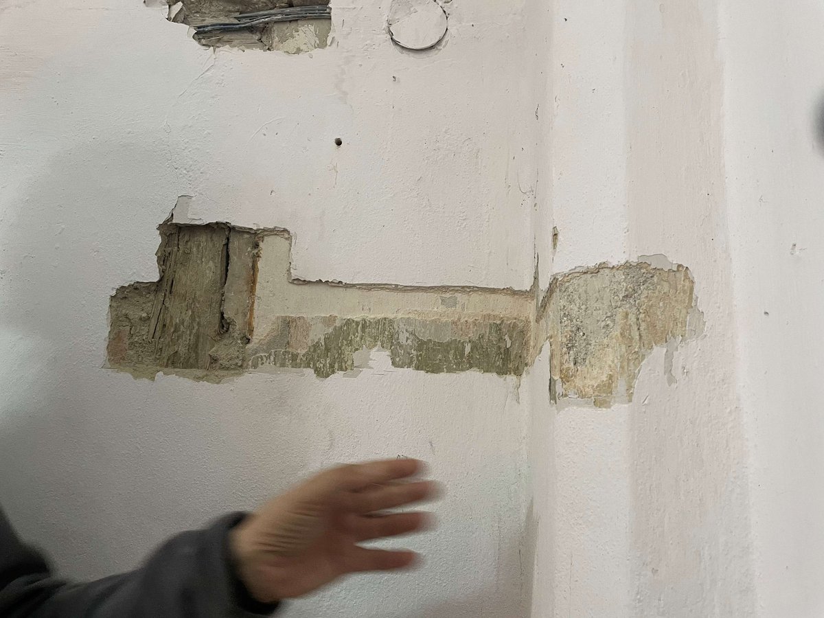 obnova's tweet photo. Uplynulý štvrtok sa v objekte Berggerichtu uskutočnilo pracovné koordinačné stretnutie s pamiatkarmi a výskumníkmi. Tí nás oboznámili s doterajšími zisteniami. Vďaka sondážnym výskumom murív, omietkových, náterových vrstiev a architektonických detailov sa poznanie o vývoji stavby https://t.co/yv0JptYO8X
