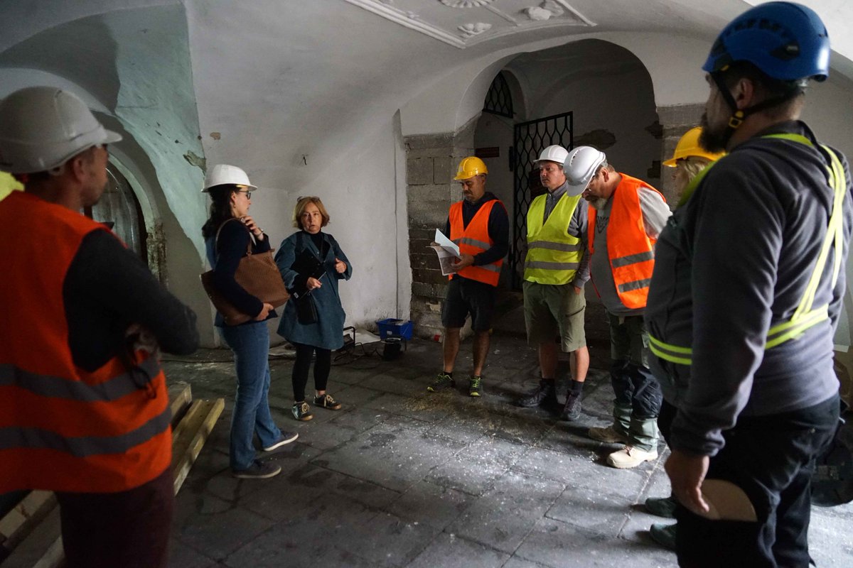 obnova's tweet photo. Uplynulý štvrtok sa v objekte Berggerichtu uskutočnilo pracovné koordinačné stretnutie s pamiatkarmi a výskumníkmi. Tí nás oboznámili s doterajšími zisteniami. Vďaka sondážnym výskumom murív, omietkových, náterových vrstiev a architektonických detailov sa poznanie o vývoji stavby https://t.co/yv0JptYO8X