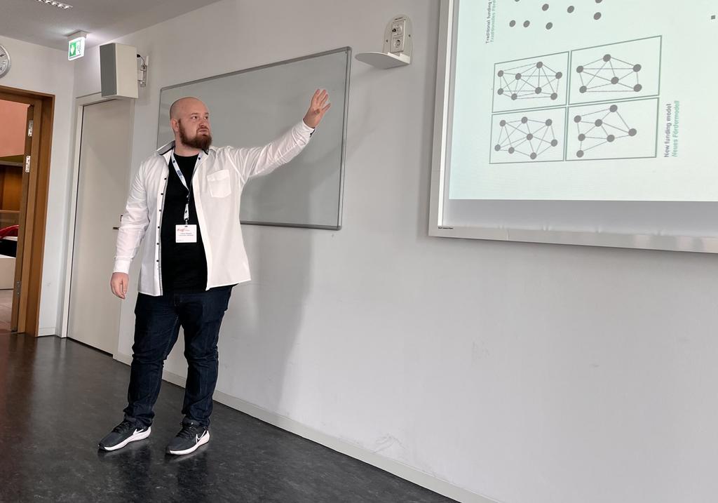 What an exciting and inspiring first day at the <a href="/dkg2023/">DKG '23: Planetary Futures</a>, meeting old and new friends here in #Frankfurt.

Daniel Wagner kicked off the session of Johannes Glückler and <a href="/PanitzRobert/">Robert Panitz</a> on Social Networks with his talk about innovation collaboration within the field of #bioeconomy.