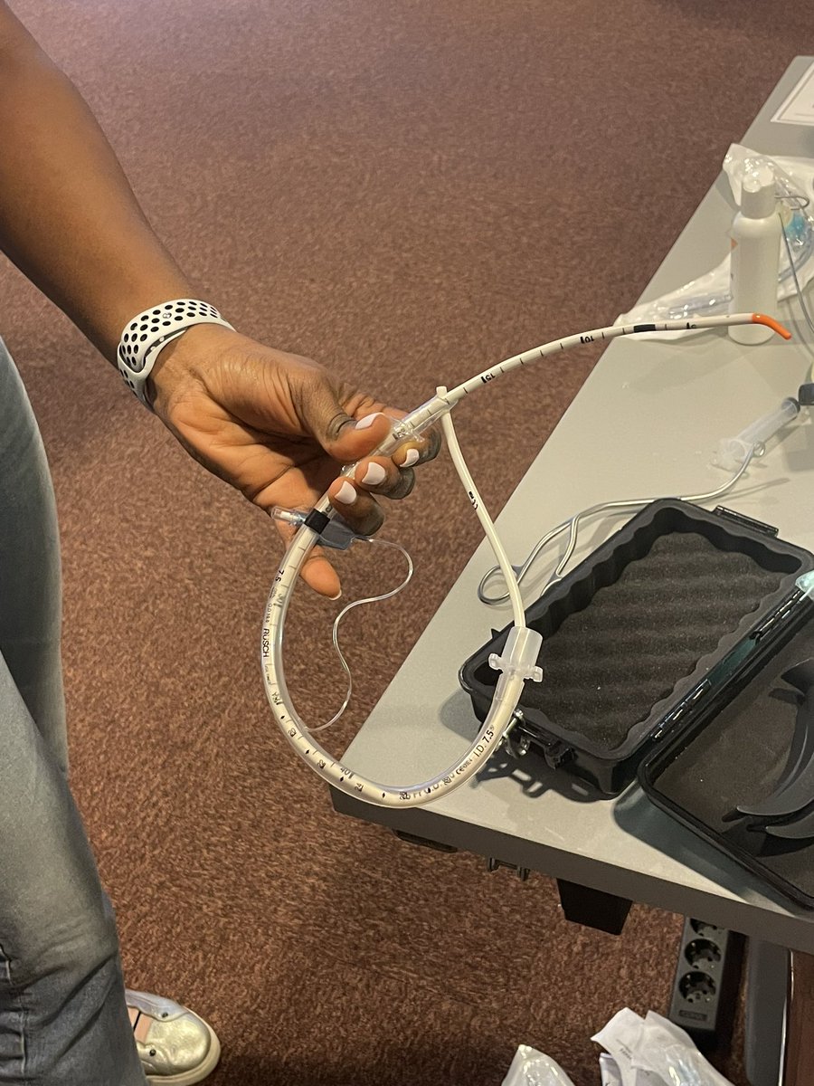 hohensteinEM's tweet photo. Preload the tube - the bougie will loosen automatically, with this technique you can intubate without help and use the bougie on the first attempt - this increases the FPS (first pass success) https://t.co/g93dmJhzMg