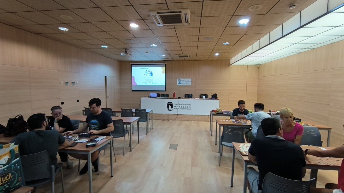 EspacioComunidd's tweet photo. Después del parón veraniego 🌊☀ el pasado jueves pudimos volver a tener una tarde de juegos de mesa con #Estuturno, como ocio alternativo y nuevas formas de aprendizaje. 🧩♟️

#Aprendizaje #juegosdemesa #ocioalternativo #boardgames https://t.co/VzbGaozjEH