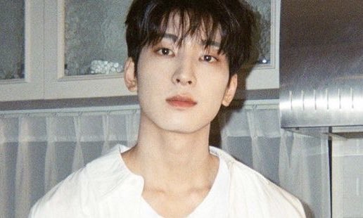 zorogyus's tweet photo. reckless serenade
— a #minwon au

manonood lang naman dapat si aki (ww) performance ng crimson kiss but all the attention went to him when the frontman of the band, mavi (mg), came to where he is and gave his own guitar pick to him. the reason? both of them don’t really know. https://t.co/lOJaCJy6Ic