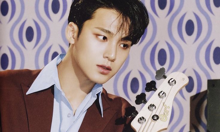 zorogyus's tweet photo. reckless serenade
— a #minwon au

manonood lang naman dapat si aki (ww) performance ng crimson kiss but all the attention went to him when the frontman of the band, mavi (mg), came to where he is and gave his own guitar pick to him. the reason? both of them don’t really know. https://t.co/lOJaCJy6Ic