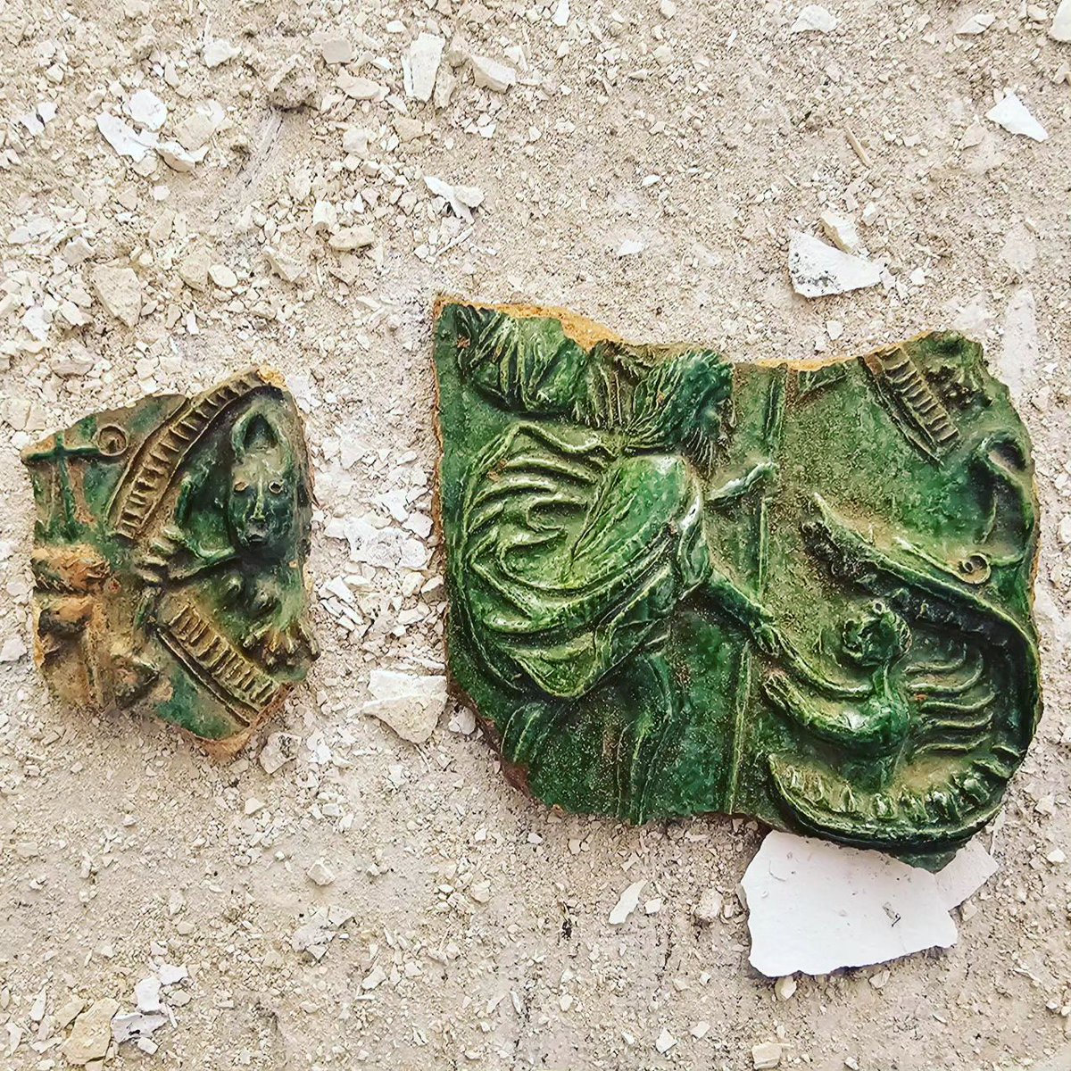 obnova's tweet photo. Vyskumy na poziarom zasiahnutom objekte Berggerichtu ktore je v sprave Slovenské banské múzeum Banská Štiavnica vydavaju prve nalezy. V tomto pripade ide o archeologicky nalez renesancnej / barokovej kachlice s motivom Sv.Jonasa v nasype 2np.
...
#poziarvstiavnici #nasaobnova https://t.co/0qxvVr7ATp
