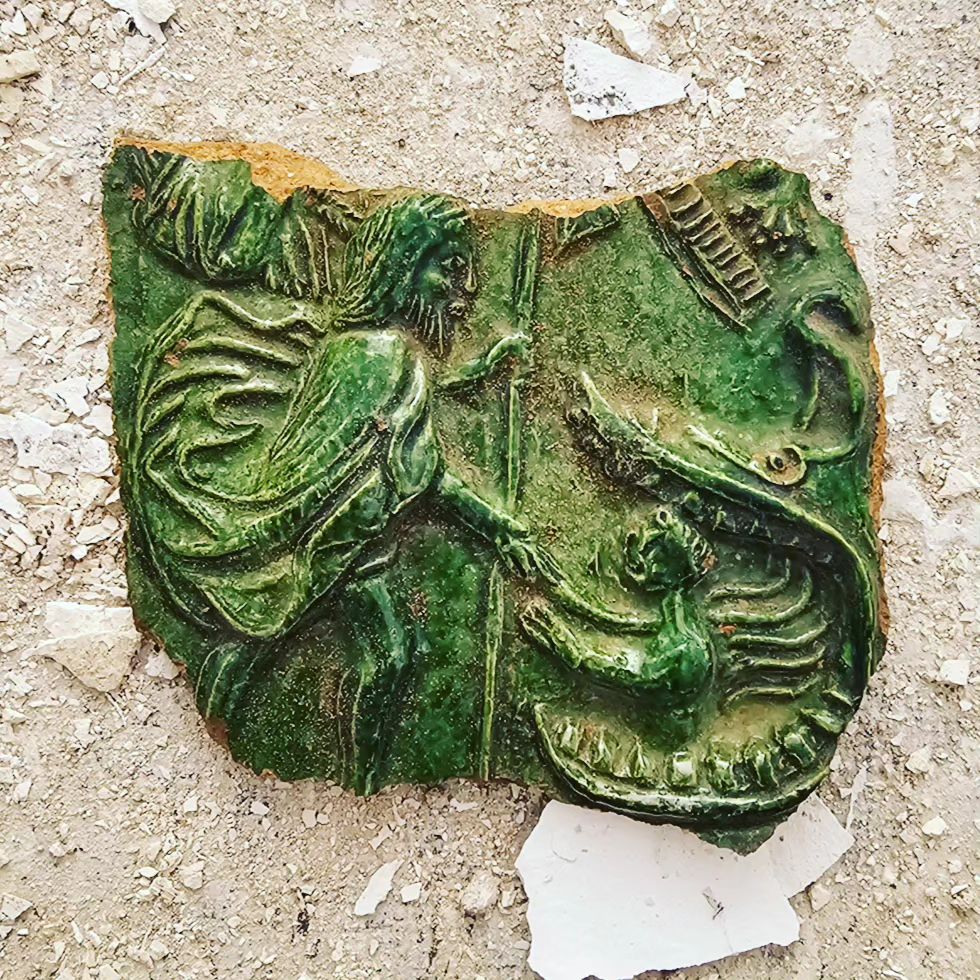 obnova's tweet photo. Vyskumy na poziarom zasiahnutom objekte Berggerichtu ktore je v sprave Slovenské banské múzeum Banská Štiavnica vydavaju prve nalezy. V tomto pripade ide o archeologicky nalez renesancnej / barokovej kachlice s motivom Sv.Jonasa v nasype 2np.
...
#poziarvstiavnici #nasaobnova https://t.co/0qxvVr7ATp