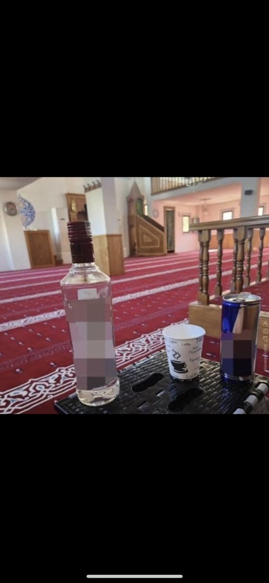 hasansinar_'s tweet photo. Yönetenler toplumsal yaşamda infial yaratan bir sorunla karşılaştıklarında adeta sihirli bir değnek misali ceza silahına başvurmakta bir an dahi tereddüt etmezler.
Sahir Erman hocanın bu sözlerini anımsatan, birbiriyle çok benzer iki anlamsız soytarılık örneği.
Sosyal medyada yayılmasıyla birlikte farklı toplum kesimlerinden yükselen bir infial; ve hop gelsin tutuklamalar.
Bu örnekler bana üniversite öğrenciliğim döneminde Türkiye’de ve İtalya’da yakın aralıklarla yaşanan 2 ayrı eylemi de anımsattı.  Bizimkinde bir grup solcu genç, Galata Kulesi’ni işgal edip, pankart asmışlardı. Vaay, sen misin şehrin göbeğinde anarşiklik yapan, gençler Devlet Güvenlik Mahkemesi’nde  yargılanmış ve DGM anayasal düzeni değiştirmeye teşebbüs (eski ceza kanunu md. 125)’ten okkalı (10+ yıl) hapis cezalarını yağdırmıştı gençlere.
Yine aynı zamanlarda bu defa İtalya’da zengin kuzeyin fakir güneyden ayrılmasını savunan ayrılıkçı partiye mensup (gülmeyin, bir ara bayağı popüler bir siyasi hareketti İtalya’da) bir grup bıçkın genç Pisa kulesini basmışlardı. Akılları sıra bağımsızlık taleplerine dikkat çekmeyi hedefliyorlardı ama Tabi İtalyan polisi bunları anında derdest edip paket yaparak yargının önüne çıkartmıştı. İtalyan mahkemesi ise (onlarda DGM yoktu) anayasal düzeni değiştirmeye teşebbüs iddiasına gülüp geçmiş ve koskoca İtalyan anayasal düzeni bu bir avuç zibidi bir kuleye çıktılar bozulacaksa, çekin kuyruğunu gitsin zaten, diyerek gençleri beraat ettirmişti.
Bir ceza hukukçusu olarak çeyrek yüzyıldır, hep bir gün bizim yargımızın da böyle özgürlükçü bir çizgiye ulaşabilmesi için mücadele veriyorum ama her geçen zaman diliminde ileriye gitmek şöyle dursun, temel hak ve özgürlüklerin korunması noktasında daha bağnaz ve daha merhametsiz biçimde gerilediğine şahit oluyorum.
Oysa kabullenmemiz gereken şey, hukuk sisteminin ve yargı düzeninin bir üst yapı kurumu olduğu ve aslında toplum neyse, neye evriliyorsa, legal mekanizmanın da kendini ona adapte ettiği gerçeği. Bu mekanizmayı değiştirmenin esas yolu başta eğitim sistemi olmak üzere toplumu dizayn eden formasyonları yeniden biçimlendirmek. Ancak bu uzun erimli yöntemi önce hayata geçirip sonra da muhafaza edebilecek bir zaman a ve imkana sahip olmayınca (ki, bunun sebepleri ayrı bir yazı konusu) o zaman, diğer yöntem ise Jakoben bir anlayışla, olması gerekeni olanın yerine ikame etmek için zorlayıcı kuralları hayata geçirmek. Cumhuriyetin kurucu önderliğini, devrimlerini ve ülkülerini bir kez daha çok iyi anlayıp, minnetle doluyoruz işte böyle zamanlarda.
Yeniden bu iki soytarılığa gelirsek, kerli ferli kocaman insanların dahi adeta “idam isterük” hezeyanına kapıldıklarını izledikçe, bir kez daha şaşırıyorum kendime. Çünkü kimse, toplumdaki herkesin birarada barış ve esenlik içerisinde yaşayabilmek için gerekli asgari sosyal ve ahlaki normları neden içselleştiremediğini, eğitim sistemi başta olmak üzere nerelerde hata yapıldığını sorgulamaya, hataları teşhis edip çözüm önerileri ortaya koymaya meraklı değil. Aksine herkes toplumsal histeriye ayak uydurarak kelle istemeye meraklı. Böyle olunca da, yönetenler için sihirli bir değnek misali ceza silahına  başvurmak,  yalnızca şehvetle yerine getirilecek bir görev değil ancak aynı zamanda toplumla bütünleşmenin ve takdir görmenin temel araçlarından birine dönüşüyor haliyle.
Özetle, bu çocukların bu soytarılığa imza atmasına sebep olan yanlışlar nelerdir, biz nerede hata yaptık da bunlar oluyor, diyebilecek olgunluğa ulaşamadan; her daim tutuklayarak, hapse tıkarak, cezalandırarak, sorunu çözmek yerine mış gibi yaparak, yolumuza devam ediyoruz. Hep yapageldiğimiz gibi…