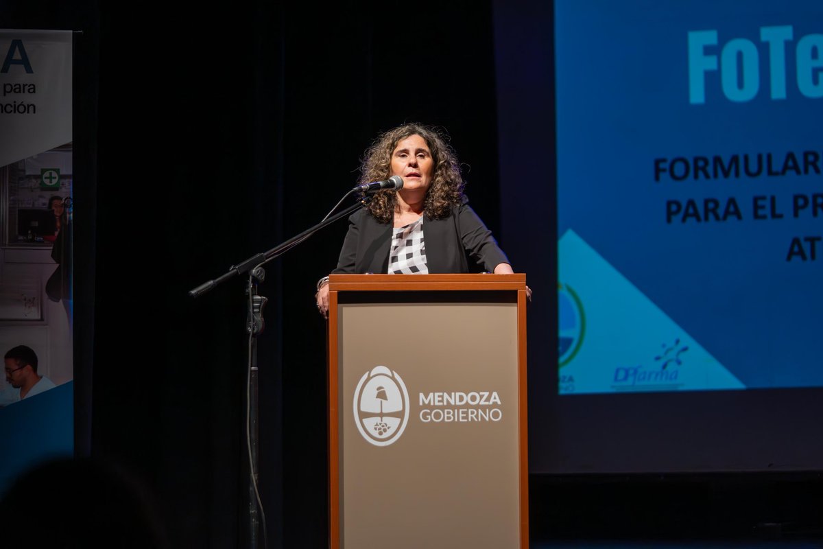 AnaMariaNadal2's tweet photo. Presenté junto a Cecilia Orueta, directora de Farmacología, el Formulario Terapéutico, herramienta que brindará información de los medicamentos usados en el primer nivel de atención priorizando la seguridad del paciente
https://t.co/ecUOdXcAtW https://t.co/2nDm86m4da