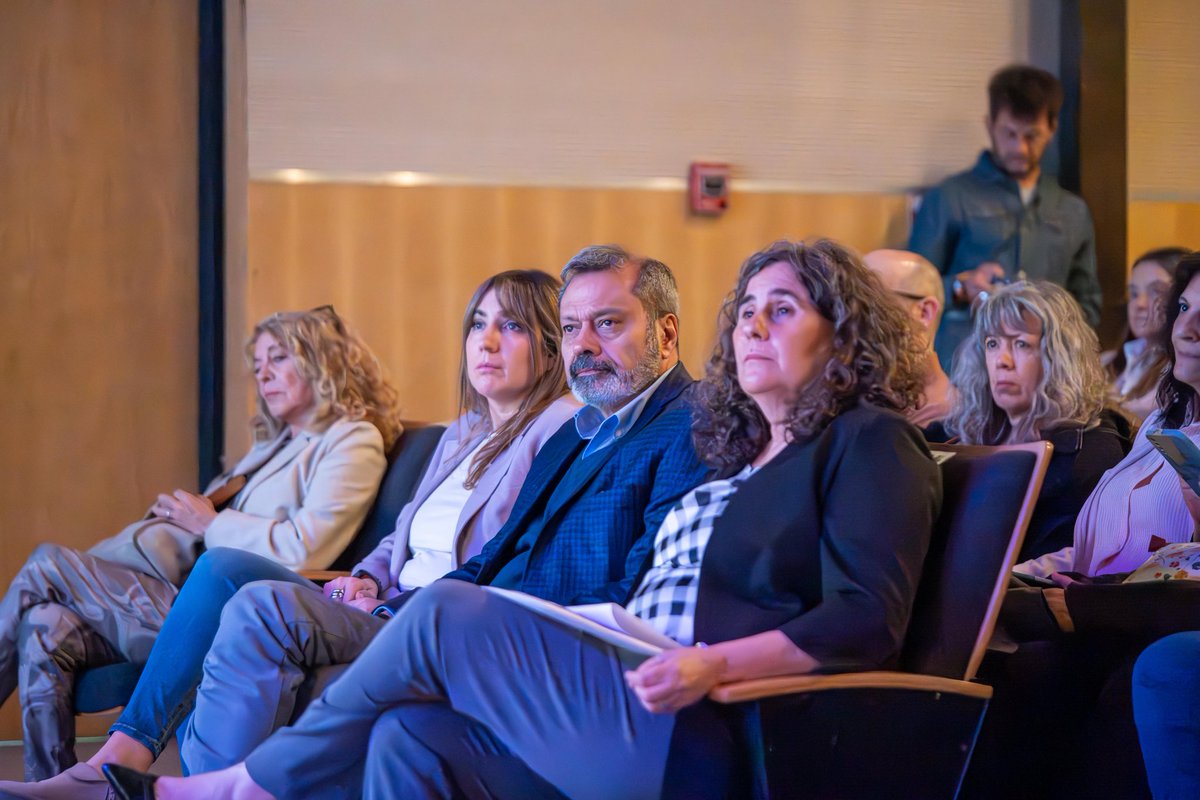 AnaMariaNadal2's tweet photo. Presenté junto a Cecilia Orueta, directora de Farmacología, el Formulario Terapéutico, herramienta que brindará información de los medicamentos usados en el primer nivel de atención priorizando la seguridad del paciente
https://t.co/ecUOdXcAtW https://t.co/2nDm86m4da