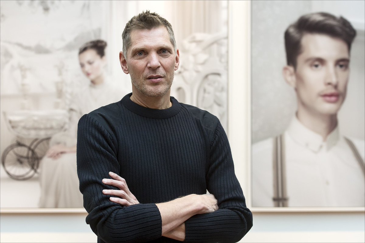 Zoekend naar woorden bij de onverwachte dood van Erwin Olaf, bedenk ik dat hij ons juist heeft geleerd om het beeld te laten spreken.

Schoonheid, lelijkheid, seks, mensen: alles werd door zijn camera naar een hoger niveau getild. 1/2