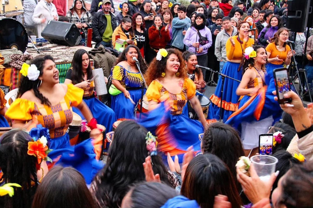 Valpolanco3's tweet photo. Simplemente @alunatambo 🌝

Ni las palabras ni las imágenes pueden contener las emociones de aquel momento mágico en el escenario del Carnaval de Octubre @miltamboresoficial Polanco 2022 🌞

#Turismo #VLPO 
#tambo #afrochile #aluna #valpo
#valparaiso #miltambores #chile https://t.co/PbtrWM1x9c