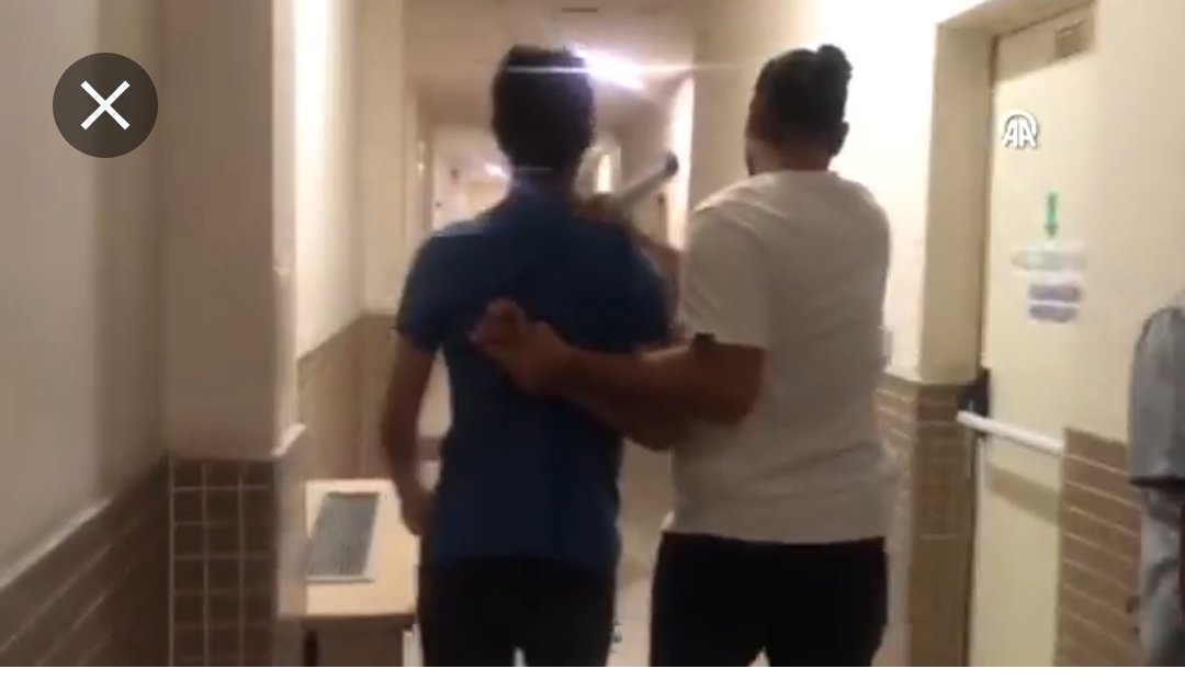 Av_MuratAydin's tweet photo. Üstelik çocuğu, bir kolunu arkadan bükerek ve basın mensuplarının görüntü almasını sağlayarak götürmek hak ihlalidir.
En değerlimiz Atatürk'e hakaret edilmesi bir çocuğun haklarının ihlal edilmesine razı olmamızı sağlamaz. Hak, hukuk ve adalet talebimiz herkes içindir. https://t.co/IqgACVdQBN