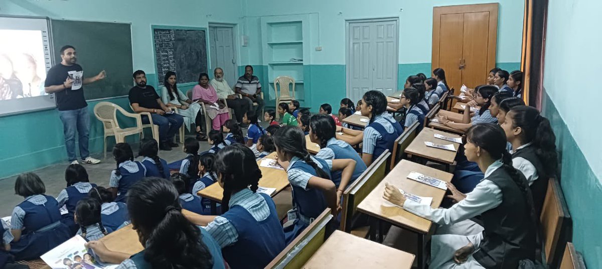 KunalSarangi's tweet photo. आज @TeamNaamyaa व @menstrupedia के संयुक्त तत्तवाधान में जिले के पचास हजार बालिकाओं को माहवारी व उससे जुडे विषयों पर जागरूक करने के उद्देश्य के साथ चल रहा #JoharPeriods अभियान जमशेदपुर के साकची स्थित एस एस जी इंग्लिश स्कूल पहुंचा। अभियान के तहत छात्राओं के बीच #menstrupedia कॉमिक बुक का वितरण किया गया। @AditiGP