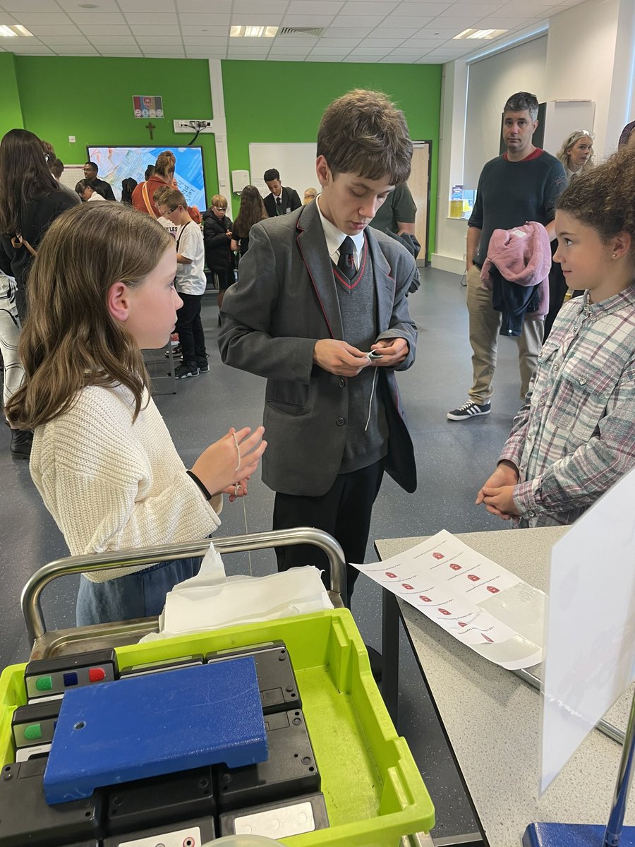 MrFitzgerald_RE's tweet photo. Great to see so many year 10 pupils helping out @NewmanRCCollege open evening 👩‍🔬👨‍🔬✝️ https://t.co/2KgJlu23M3
