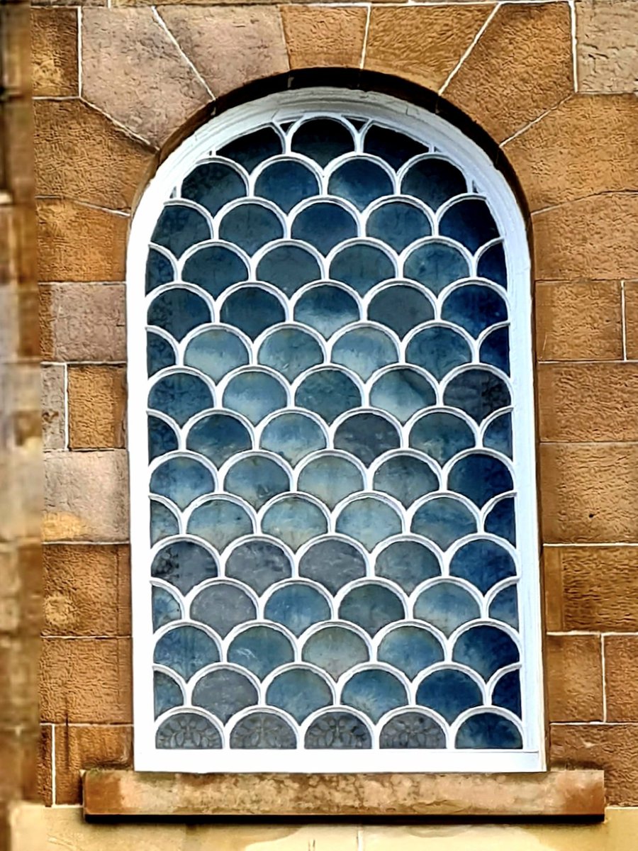Love this window on the back of 22 Park Circus on Glasgow. This same design is echoed in the roof of the structure to the rear of the building. It was constructed in 1872 and was designed by James Boucher.

Cont./

#glasgow #architecture #window #glasgowbuildings #parkcircus