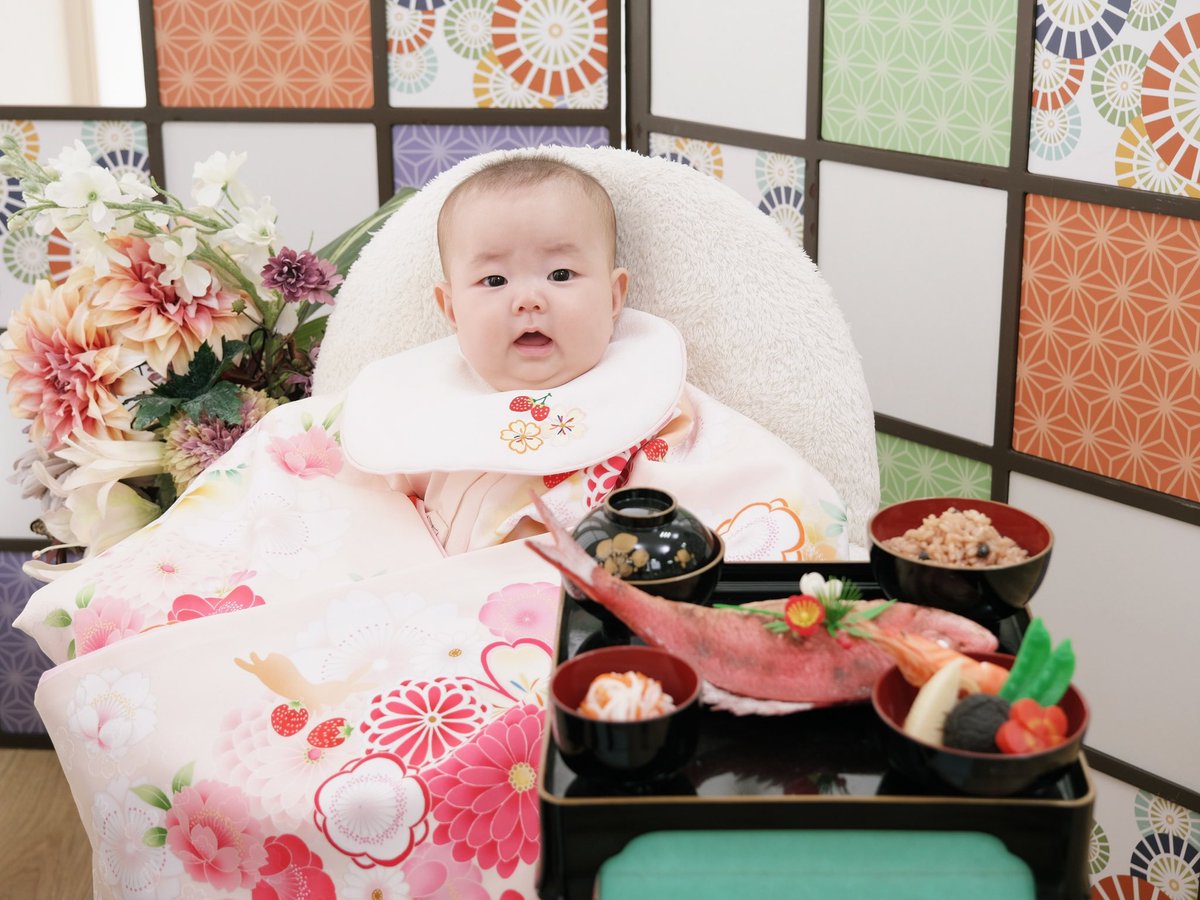 yh374's tweet photo. お食い初めでアリスデビュー🍼💞
爆笑すると二重顎になっちゃうガール
可愛すぎて重課金した！また撮りに行こ https://t.co/VnqzyRTi7N