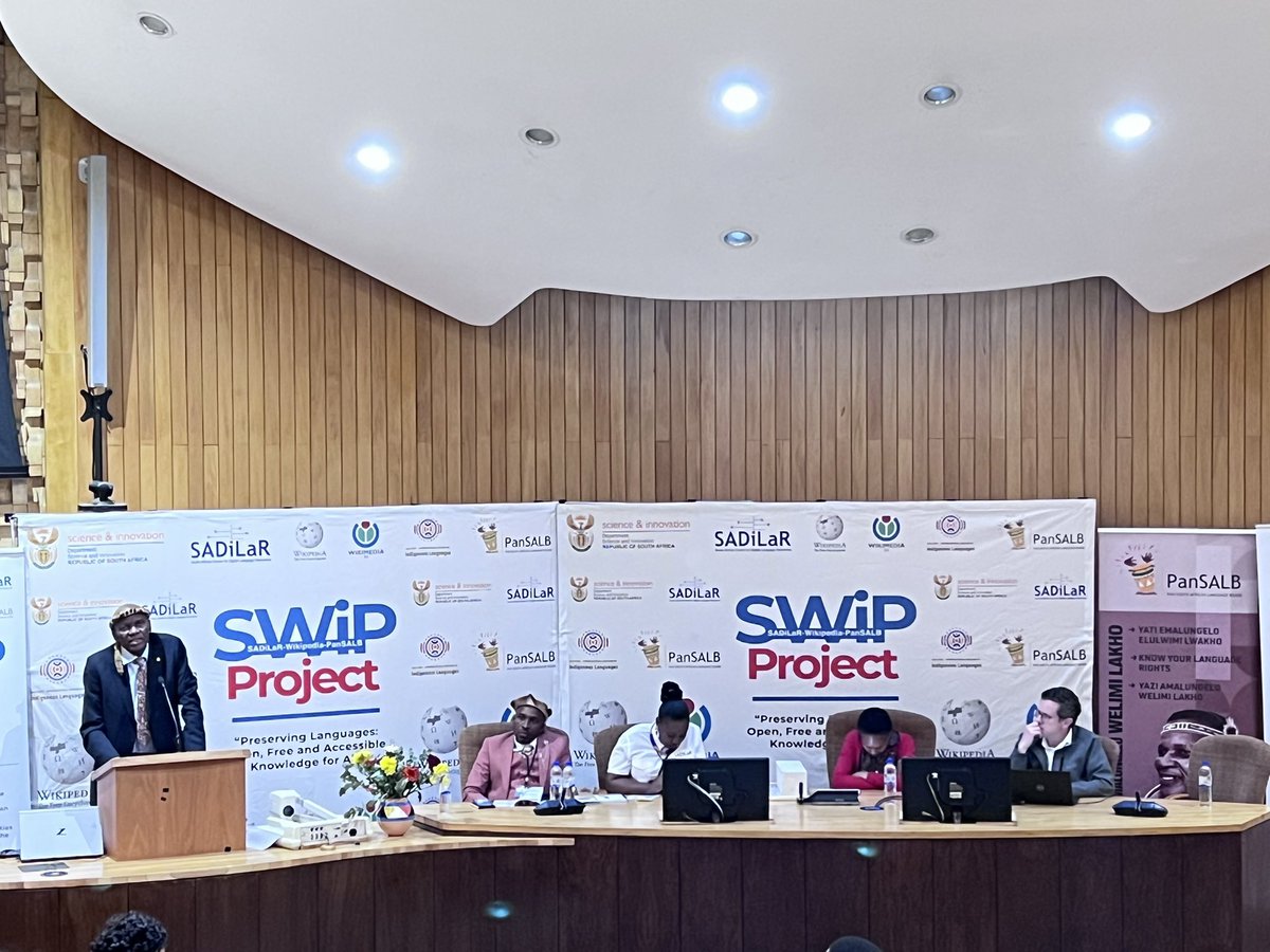 SADiLaR_ZA's tweet photo. His Majesty The King Makhosonke Mabena II giving a brief history on amaNdebele and highlighting isiNdebele Kingdomβs contribution to the SWiP project.
#PreservingisiNdebele #SWiPLaunch #LivingHeritage https://t.co/EqiDBJlLw3