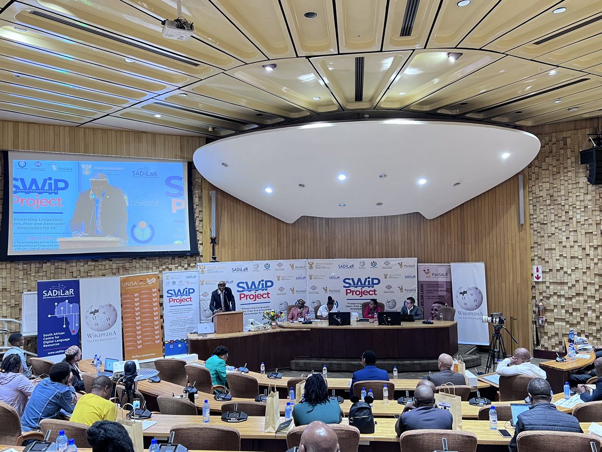 SADiLaR_ZA's tweet photo. His Majesty The King Makhosonke Mabena II giving a brief history on amaNdebele and highlighting isiNdebele Kingdomβs contribution to the SWiP project.
#PreservingisiNdebele #SWiPLaunch #LivingHeritage https://t.co/EqiDBJlLw3