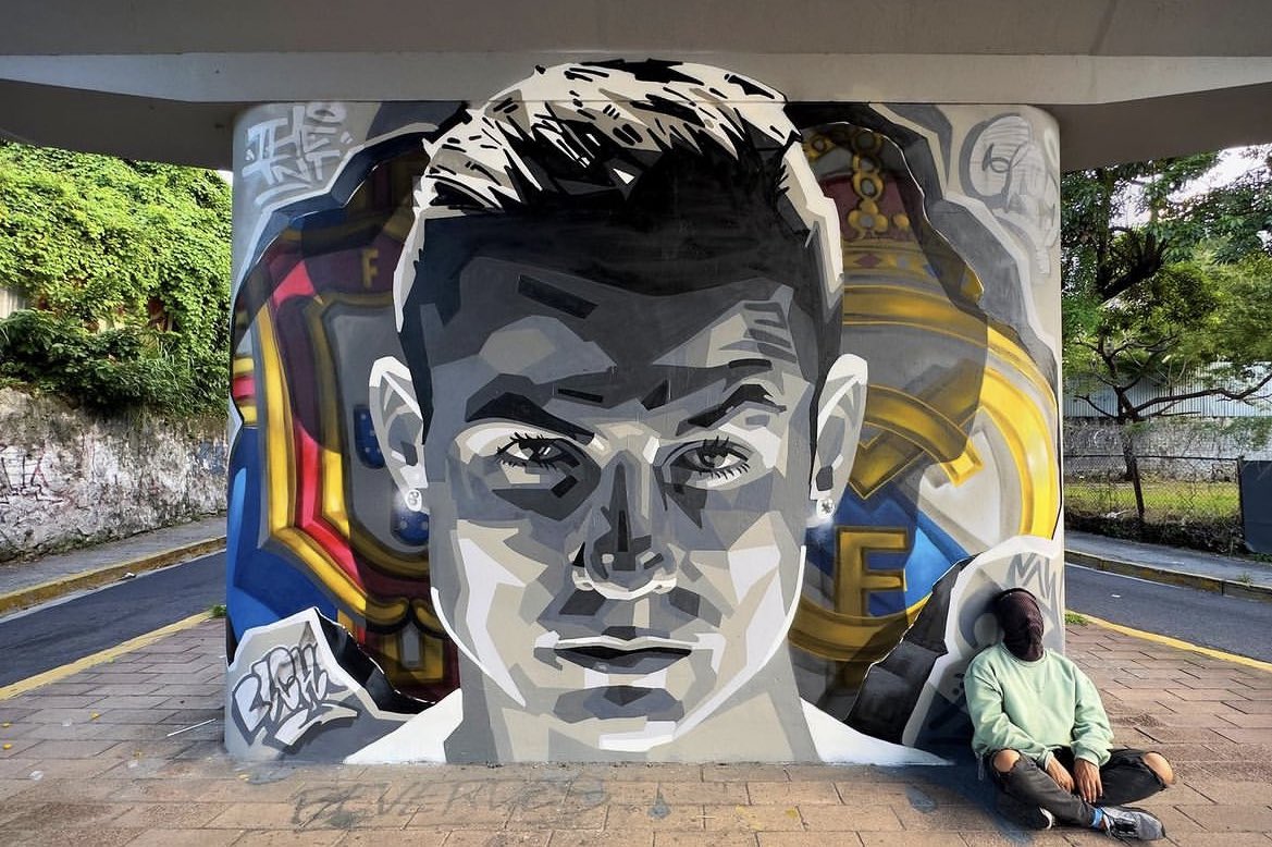 TimelineCR7's tweet image. Cristiano Ronaldo's painting in El Salvador. 😍