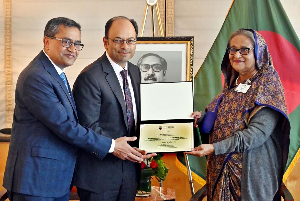 HPM #SheikhHasina was accorded special honour by @BrownMedicine as the @UN recognized her brainchild #CommunityClinic model to reach #healthcare services to the #Bangladesh people's doorsteps.
#UNGA78 #UNGA2023 
Photo: @joy_yeasin