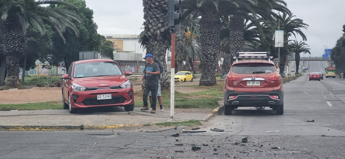 Salfox65's tweet photo. @tvnredcoquimbo lamentable accidente en Rotonda Ruta 5 Sur con Avenida Francisco de Aguirre hace menos de 30 min.....sin heridos que lamentar, 2 mujeres en auto y 2 varones en el otro.....Carabineros en el lugar... https://t.co/HrMlCnkULx