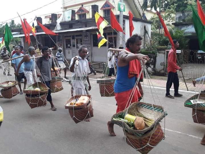 ଫଟୋରେ ଫଟୋରେ  #ନୂଆଁଖାଇ_୪
 ପୁରାତନ ସମୟରେ ରାଜ ଉଆସରୁ ବିଭିନ୍ନ ମନ୍ଦିର ମାନଙ୍କୁ ନୂଆଁଖାଇ ପାଇଁ ପୂଜା ଖଞ୍ଜା ସହିତ ବିଭିନ୍ନ ଖାଦ୍ୟ ସାମଗ୍ରୀ ମାନ ପଠାଯାଉଥିଲା ,ଆଜି କିନ୍ତୁ ବିଭିନ୍ନ ମନ୍ଦିର କମିଟି ତରଫରୁ ବିରାଟ ଶୋଭାଯାତ୍ରାରେ ସମସ୍ତ ଦ୍ରବ୍ୟ ପଠାଯାଇଥାଏ ।ଏହି ଶୋଭାଯାତ୍ରା କୁ ପାହୁର ଯାତ୍ରା କୁହାଯାଇଥାଏ ।

#OdishaStories