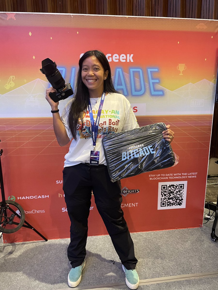 TokenSlayerX's tweet photo. Participants and Visitors are very happy with their Laptop Case Freebies!
Visit #CGBitcadePH Booth tomorrow to get that limited edition @RealCoinGeek_PH laptop cases! First come first serve basis. Hope to see you guys there! #PBW2023 https://t.co/fWBNbygjJa