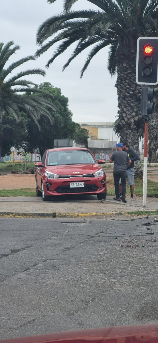 Salfox65's tweet photo. @elobservatodo lamentable accidente en Rotonda carretera 5 sur con avenida Francisco de Aguirre,hace menos de 1 hora, mujeres en auto y hombres en el otro,sin lesionados graves ,Carabineros en el lugar.... https://t.co/R5HbyahCSf