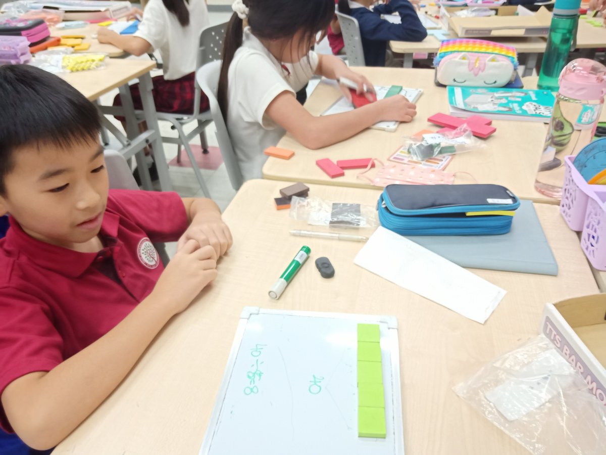 HISYear5's tweet photo. There are 6 girls in a Year 5 classroom. The amount of boys was twice as much as the girls. What was the total amount of students in the Year 5 classroom?
Here's the Year 5s working to show their answer to such question using 🌟 Bar Model 🌟
#HIS_Learning #SingaporeMath https://t.co/eAmuOEYvTQ