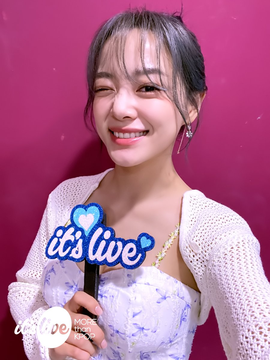 #김세정 의 #잇츠라이브 가 잠시 후 5시에 시작됩니다!📸
유튜브 it's Live 채널에서 최초공개로 만나보세요!
‘#빗소리가_들리면’ 밴드 라이브 보면서 실시간 채팅 같이 달려요💗

#KIMSEJEONG - #In_the_Rain (Band Ver.)
Premieres on Youtube 'it's Live' Channel at 5PM KST TODAY!