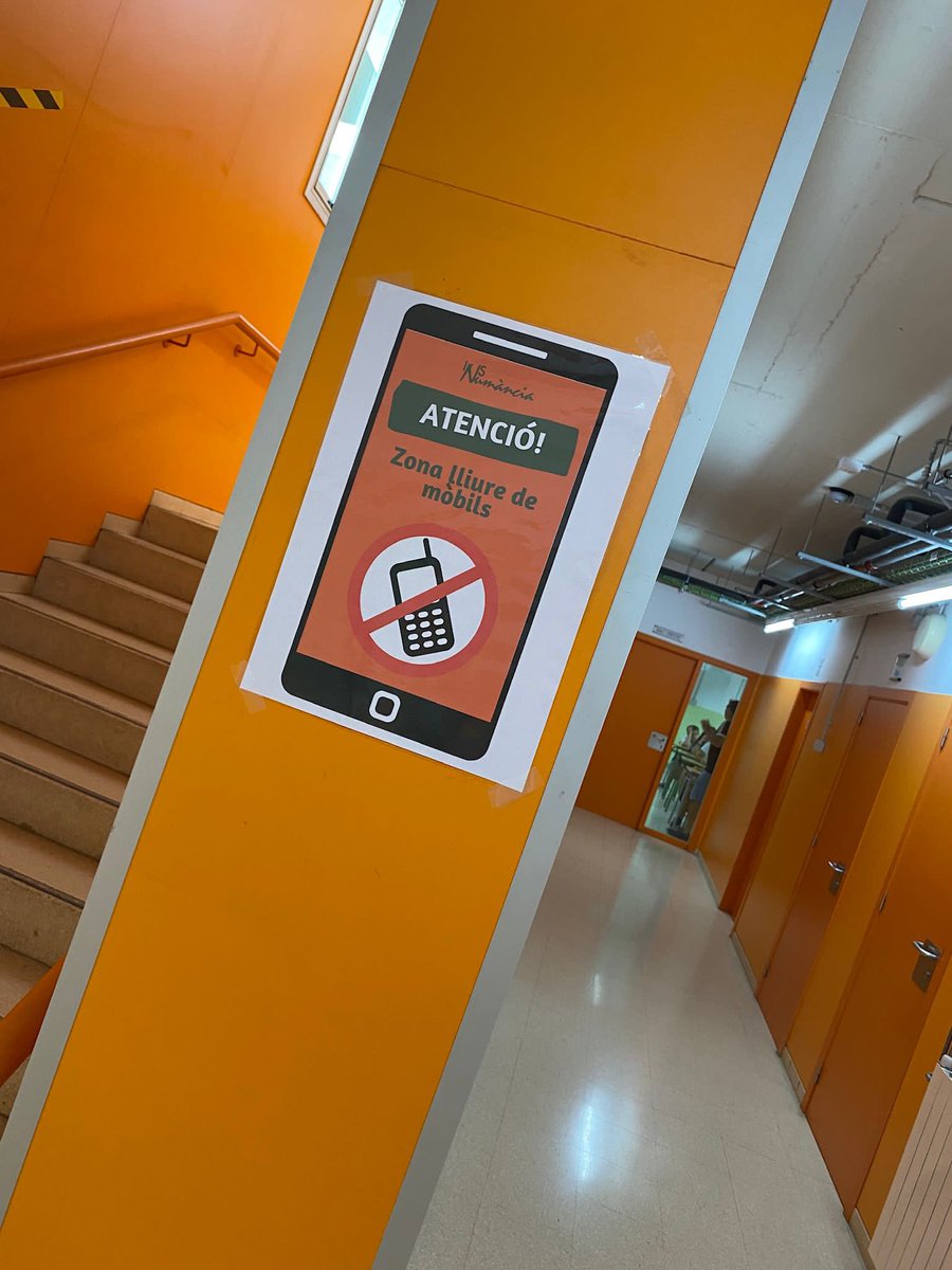 educaciocat's tweet photo. 📱Com es regula l'ús del mòbil als centres educatius a Catalunya?
 
El Departament posa a disposició dels centres documents elaborats pel Consell Escolar de Catalunya i recerques internacionals que conviden a la reflexió i a aportar propostes concretes.

➡️https://t.co/U7VoGtGUST https://t.co/hr1r12AoXQ