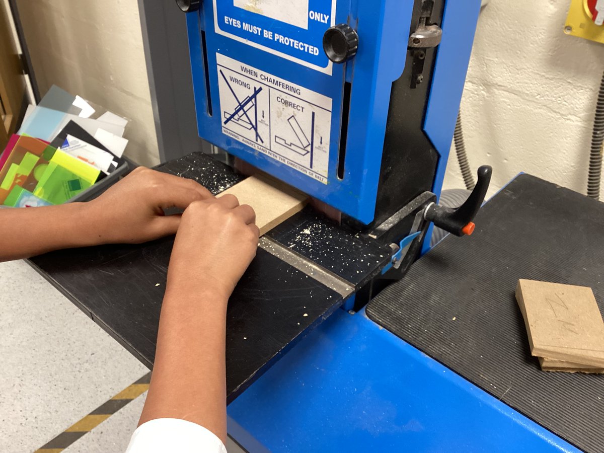 LadybridgeHigh's tweet photo. Year 7 have been demonstrating their skills to the class in their first practical #technology lesson today @ladybridgeDT #LadybridgeLearners #teamwork #practicalskills https://t.co/1RPYZMTUGL