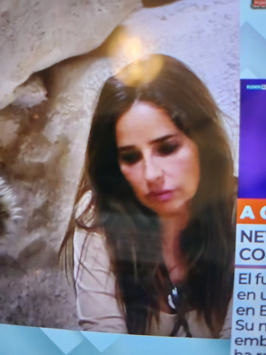 Y esta la bruha METEMIERDA de Carmen Alcaide tratando de hundir à gustavo con sus comentarios malignos como esteategia que se cuide no valla à ser que se le viré el mal a mi No me gusta nada prefiero a concursantes como Karina