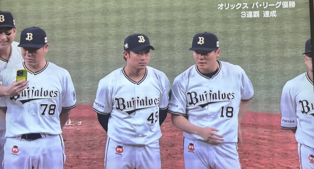 2896dayo's tweet photo. 監督と写真撮っとこ～ 

 #中嶋監督  #杉本裕太郎  #山岡泰輔
 #Orix_Buffaloes https://t.co/ysAqsnnnJq