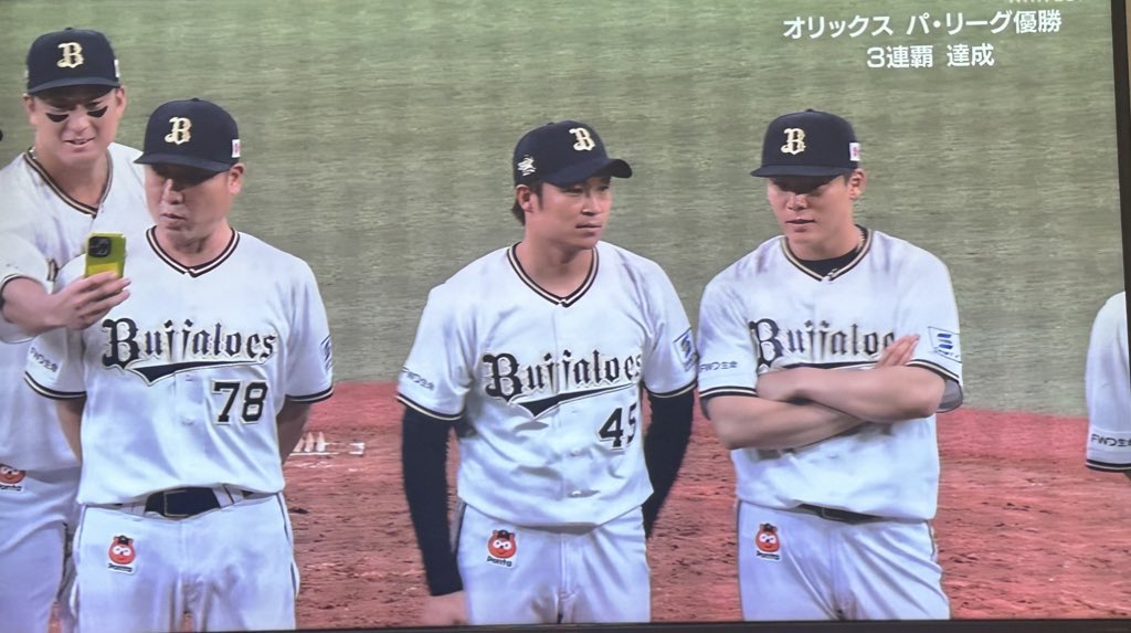 2896dayo's tweet photo. 監督と写真撮っとこ～ 

 #中嶋監督  #杉本裕太郎  #山岡泰輔
 #Orix_Buffaloes https://t.co/ysAqsnnnJq