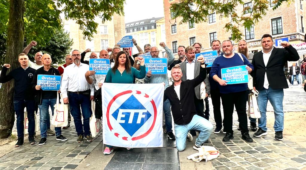 ETF_Europe's tweet photo. 📍Brussels🇧🇪 
💪With our 🇸🇪 affiliate @TransportFacket,  we stand with global maritime &amp; transport unions protesting today against @Orsted's union-busting tactics.
✊We urge @Orsted &amp; @NipperMads to respect their promises to @ILAUnion. 
#OrstedStopUnionBusting https://t.co/zLS0LS3MQZ