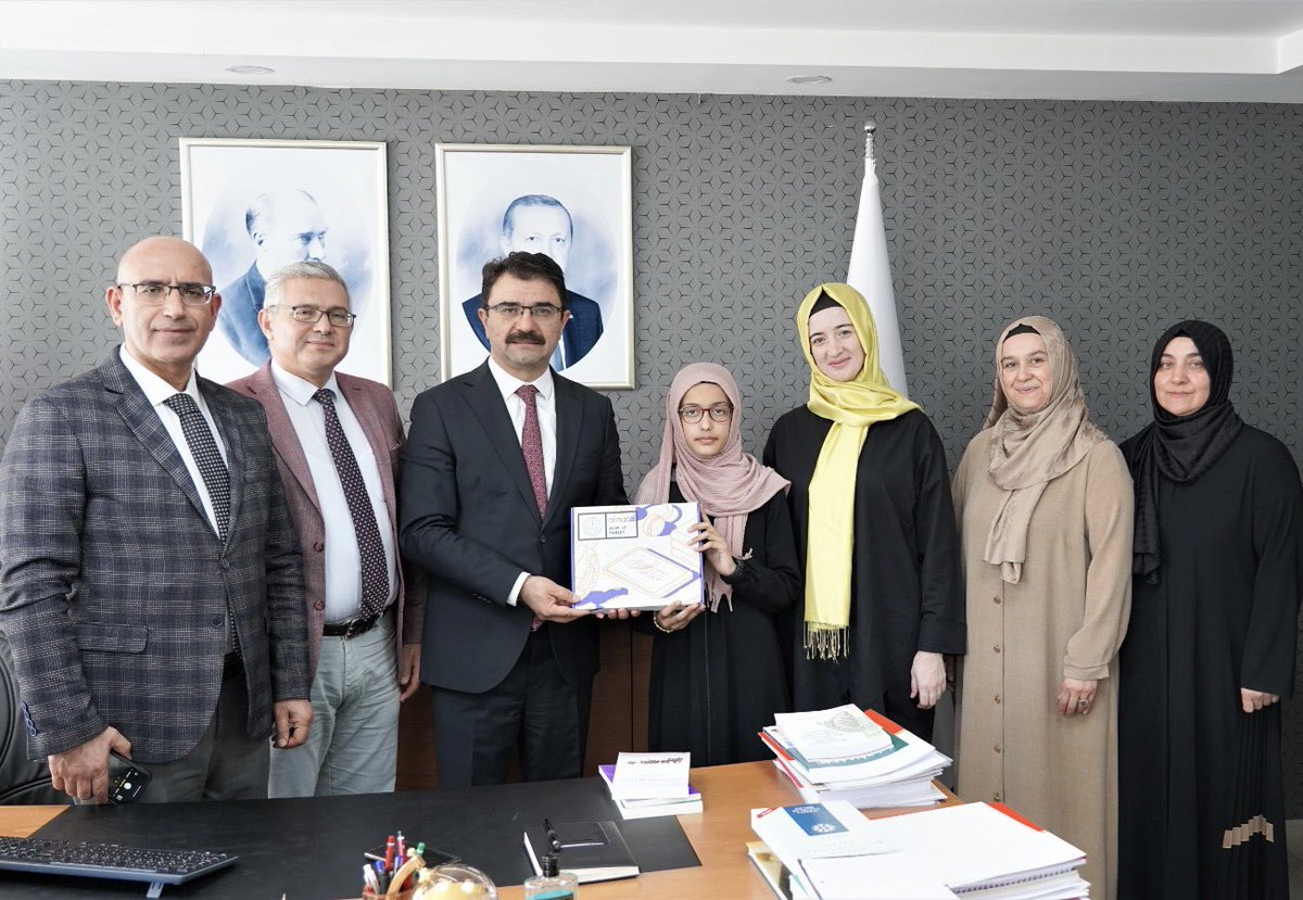 mebhafiz's tweet photo. Türkiye 1. si Hafızımıza Genel Müdürümüzün Hediye Takdimi!

Diyanet İşleri Başkanlığının Hafızlık Yarışmasında Türkiye https://t.co/YSGP52XmiY olan Ankara Şehit Ömer Halisdemir AİHL/İHO 7. sınıf öğrencimiz Hafize Hanife Alara Uyar’ı Genel Müdürümüz @drahmetisleyen tebrik etti. https://t.co/4wVChfRNGc
