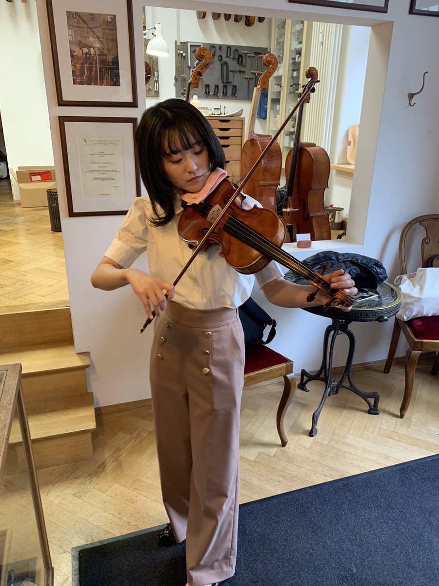 shima_akiba's tweet photo. ミュンヘン3件目に訪問したのは、初訪問のFeichtl&amp;Gooch工房🎻

こちらは、バイオリン職人のニコラスさん(右)と弓職人のイリーナさん(左)共同運営のお店で、なんとお二人はマイスター茂木のドイツ時代のご同僚！！😲
20年ぶりの再会に暖かい時間が流れます☺️

#モテセレ　#Geigenbau #Bogenbau https://t.co/wj2dZam2P7