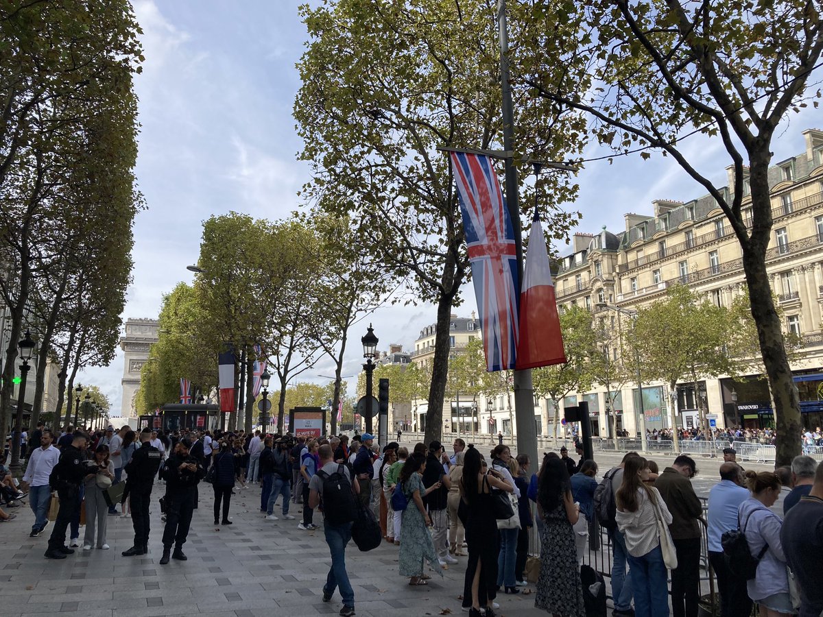 Le public est présent sur les Champs Élysée mais la foule est clairsemée. Croisée Élise, 24 ans : « on pensait qu’il y aurait beaucoup plus de monde, mais c’est cool on voit bien » #CHARLES @EBRApresse