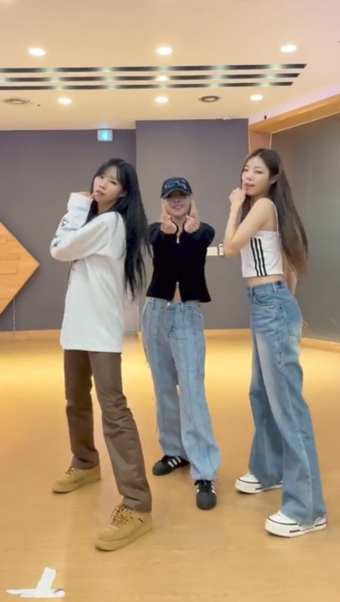 byulyeddeun's tweet photo. MAMAMOO and PURPLE KISS's first on camera/screen interactions

#SOLAR - Boss in the Mirror (2020)
#HWASA - The Sims 4 Korea Ad (2020)
#MOONBYUL - Studio Moon Night (2021)
#WHEEIN - 7HEAVEN Challenge (2023)

#MAMAMOO #마마무
@RBW_MAMAMOO  
#PURPLE_KISS #퍼플키스
@RBW_PURPLEKISS https://t.co/sIaRCbxbgy