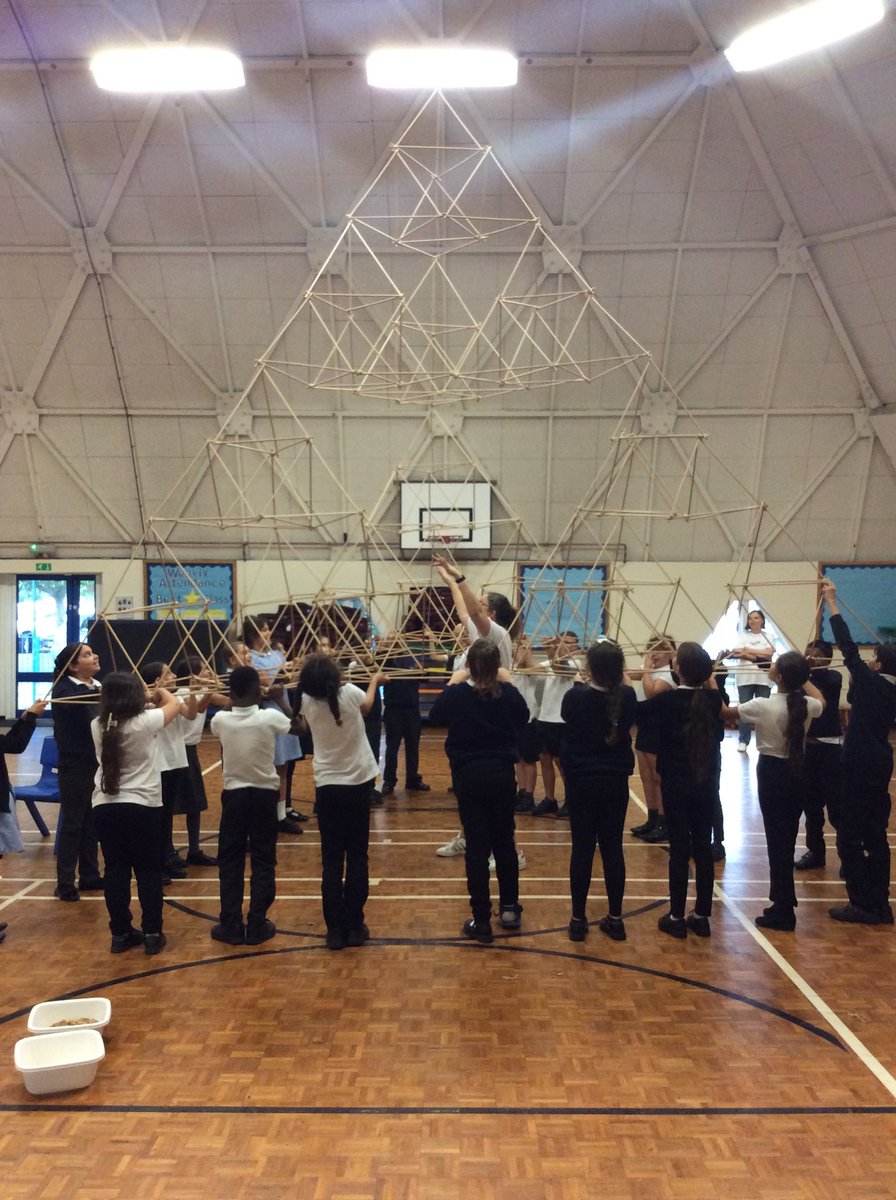 HandfordHallPS's tweet image. It’s so big, we can fit the whole class inside it for a photo (carefully!). Wow!
#FabScience
#scienceweek
#year5