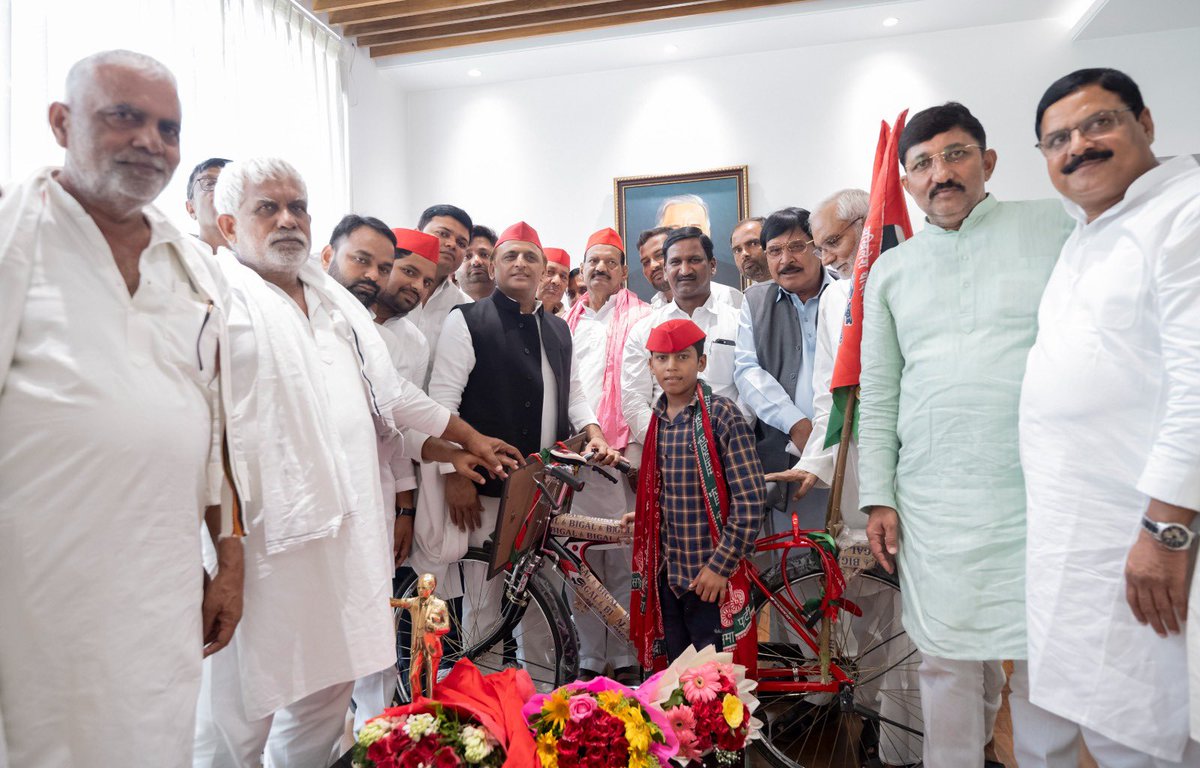yadavakhilesh's tweet photo. घोसी के विजयी प्रत्याशी और जीत के अन्य सभी सपा सेनानियों व घोसीवासियों का हार्दिक अभिनंदन!!!

साइकिल चलती जायेगी… आगे बढ़ती जाएगी… https://t.co/1pwPqNA6zC
