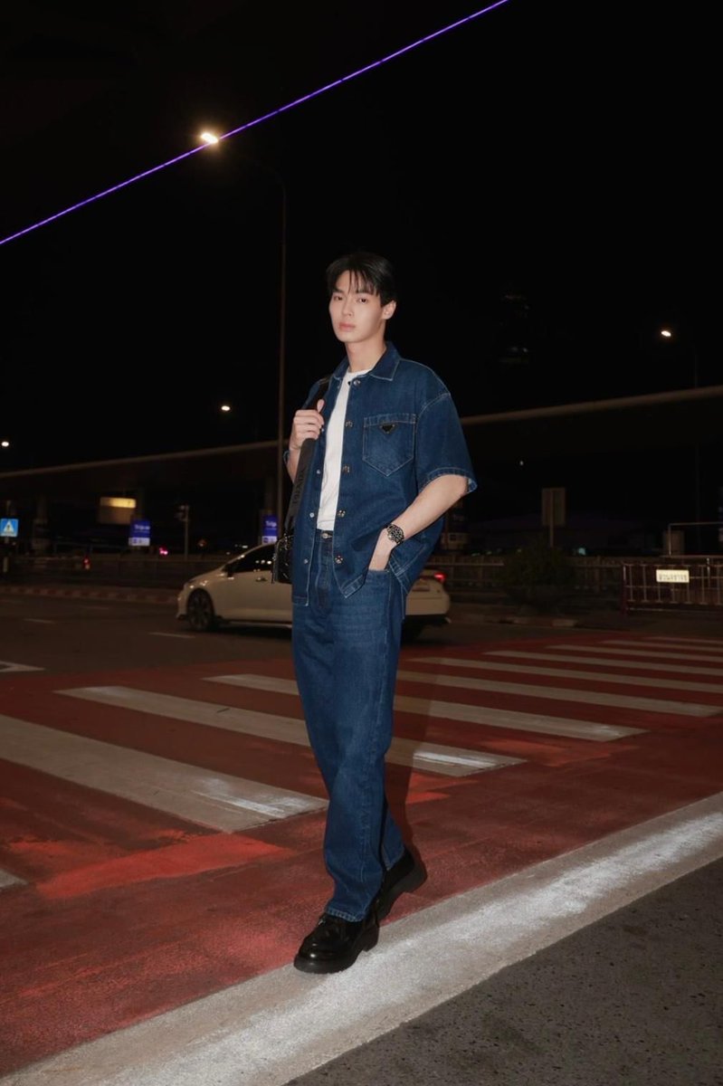 taikermag's tweet photo. Spotted 📸 @WinmetawinO is heading to Milan for @prada SS24 fashion show. Doesn’t he look super charming? 

泰國男演員Metawin Opas-iamkajorn (Win) 身著PRADA服裝準備前往出席PRADA SS24 時裝秀

#Prada #SS24 #TAIKERMagazine #臺客雜誌 #winmetawin https://t.co/yhZHJ6eQSo