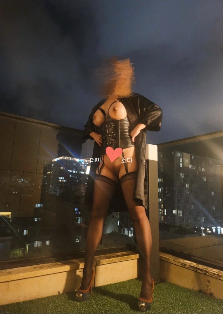 생존신고
.
여름 물놀이들 많이 하셨나요?
조금 있으면 추워질텐데 
남은날 즐기자구요~~~😍

모처럼 와이프랑 데이트 왔는데
아직까진 둘만 있어도 뜨거울수 있네요ㅎ
그래서 이바닥이  참 재밌고 좃습니다☺️