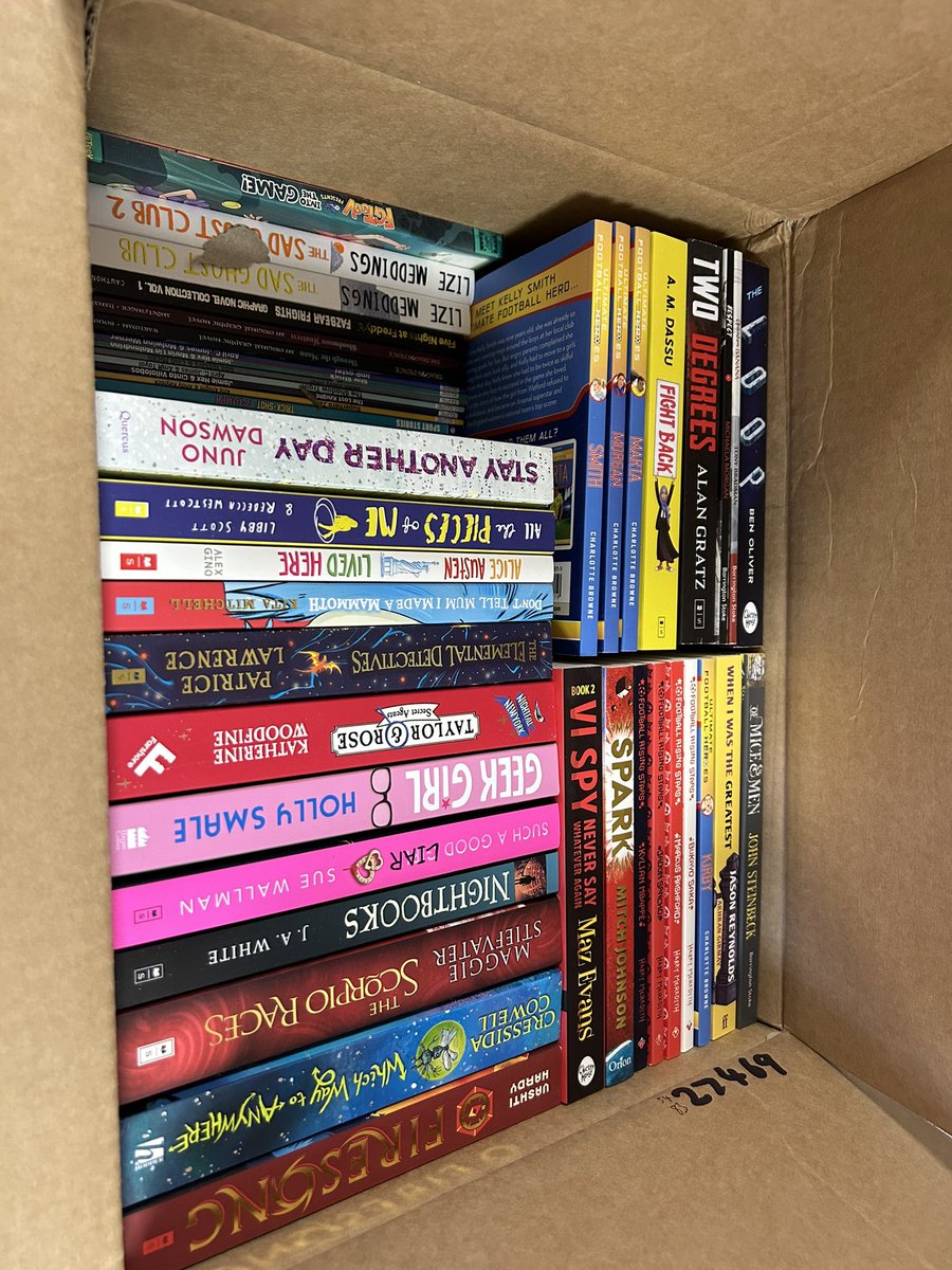 HPHighLibrary's tweet photo. @HouseLaburnum such a great selection of books, half price on approval! Love the anticipation of waiting for these boxes to arrive! The best selection yet! 📚😊👍👌 https://t.co/8ohysb41qV