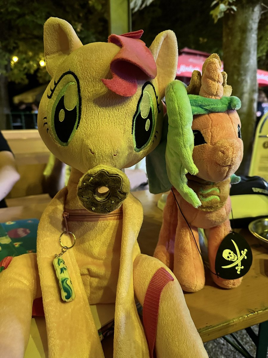 Twistmystrings's tweet photo. I love seeing all my friends again this year. And making new friends… and seeing friends I made last year but forgot… and made friends again!

Everyone I talked to this weekend helped me in ways I can’t express (if you know, you know) 

I love all of you, My Little Ponies~ https://t.co/DTivpGN7Ei