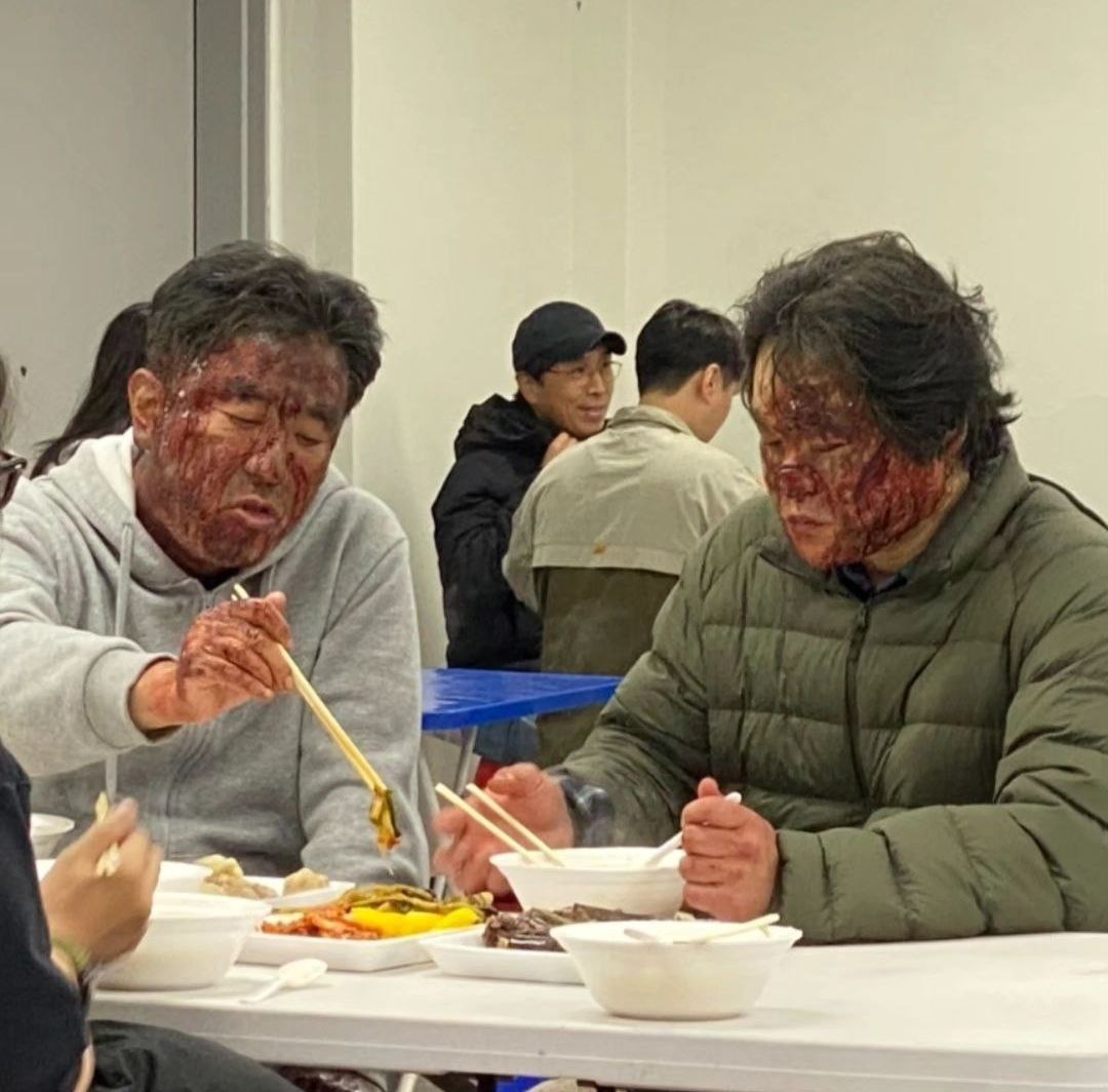 kdrama_menfess's tweet photo. •kdm•

🧔: menyelamatkan dunianya bntar dlu pak, yg pnting perut kenyang dlu

👲: kanghoon.. sudah makan blum ya.. https://t.co/gvzZJ5tmQK