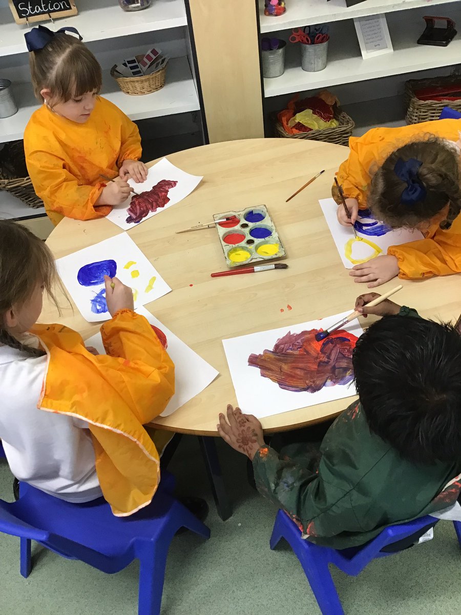 Sometimes the most simple set ups create great spaces for exploration, language and development! “Look Miss Hulme, I made purple with red and blue!” #eyfs #artists