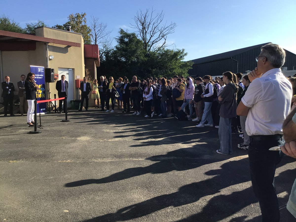 Des ordinateurs de la région pour les lycéens... Christelle Morançais a remis les ordinateurs portables aux élèves du lycée de Pruillé-le-Chétif.
Il est à vous, prenez en soin, a lancé la présidente de la région aux élèves...
#sarthe #lyceeprofessionnel #lyceetechnologique