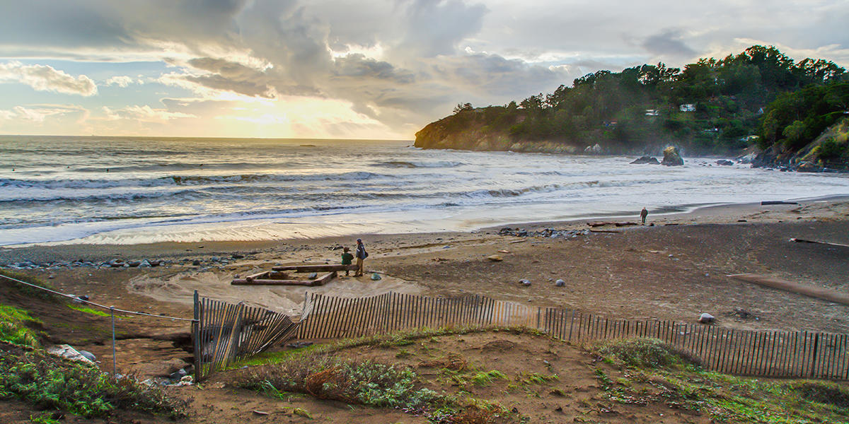This Saturday (9/23), join us at Muir Beach for a clean-up! Bring your friends, your family, or... a date? Hey - there's no greener flag than protecting public parks together 💕🏖️#NationalPublicLandsDay 📷 NPS/ Kirke Wrench parksconservancy.org/events/coastal…