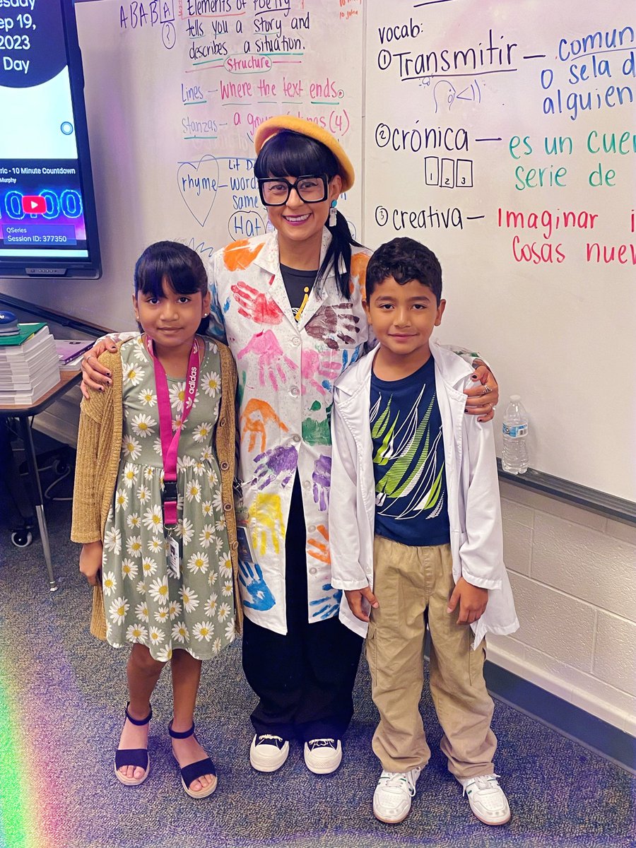 Jovany_Teaches's tweet photo. La maestra - la artista @MrsJaramillo3  y el doctor! 

@BartonBuff @IrvingISD 
#irvinggoestocollege https://t.co/oqHmCe07kn
